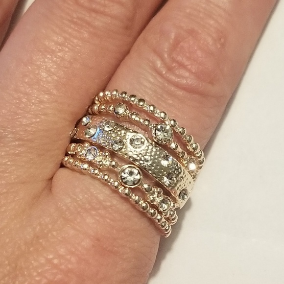 Jewelry - 𝅺5 Golden Rings Stackable